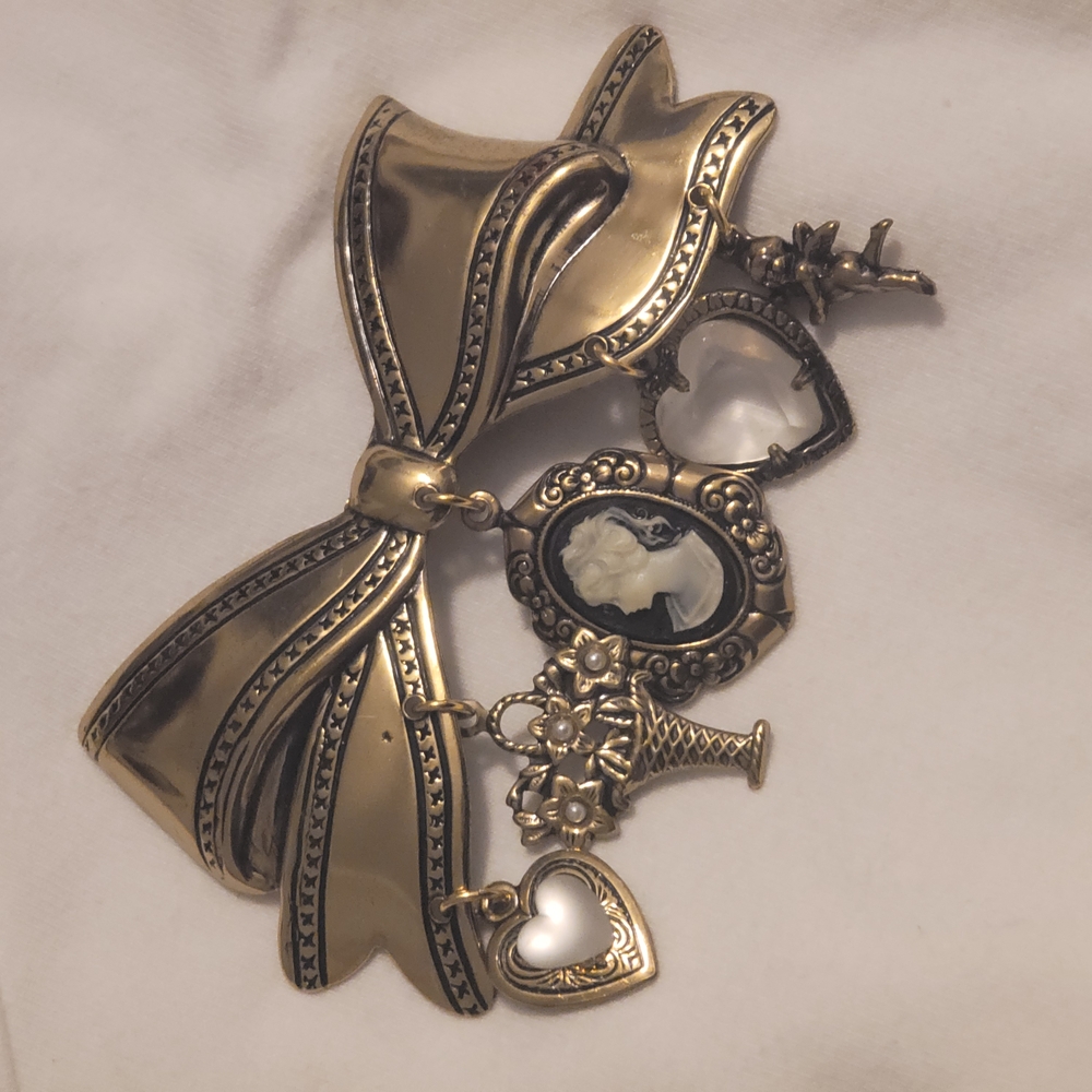 Elegant Gold Brooch with Heart and Cameo Accents